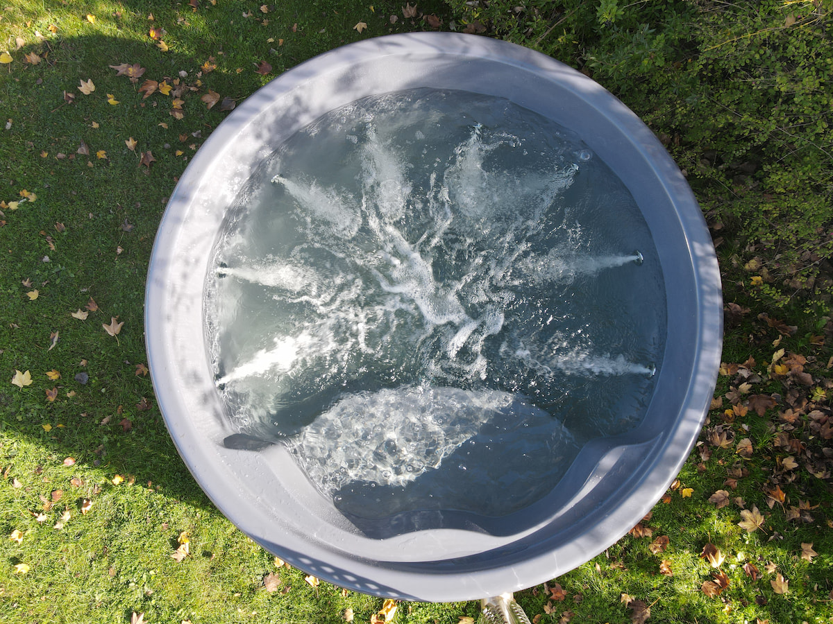 Hybride hottub met de jets en bubbels aan.