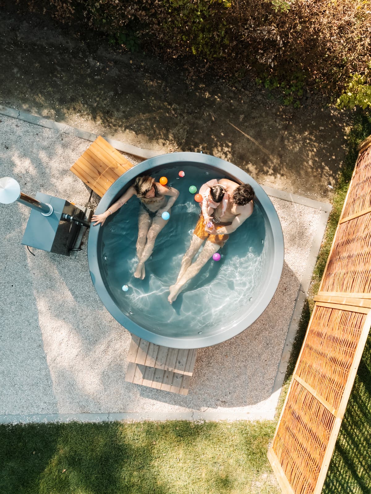 Hottub met biodieselkachel, filter en trap.