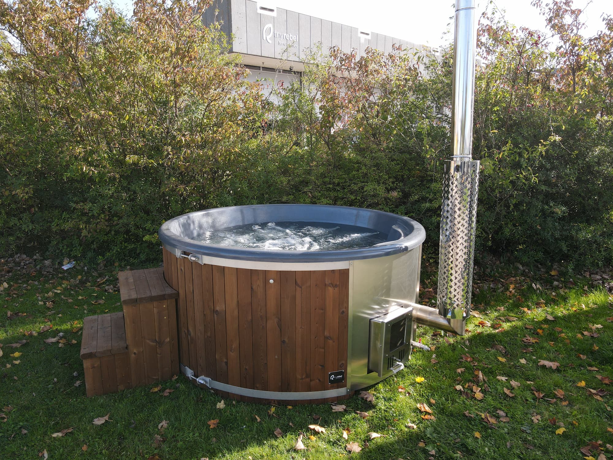 Hottub model Vatten Stor met interne houtkachel, RVS banden, antraciet schaal, thermowood en trap.