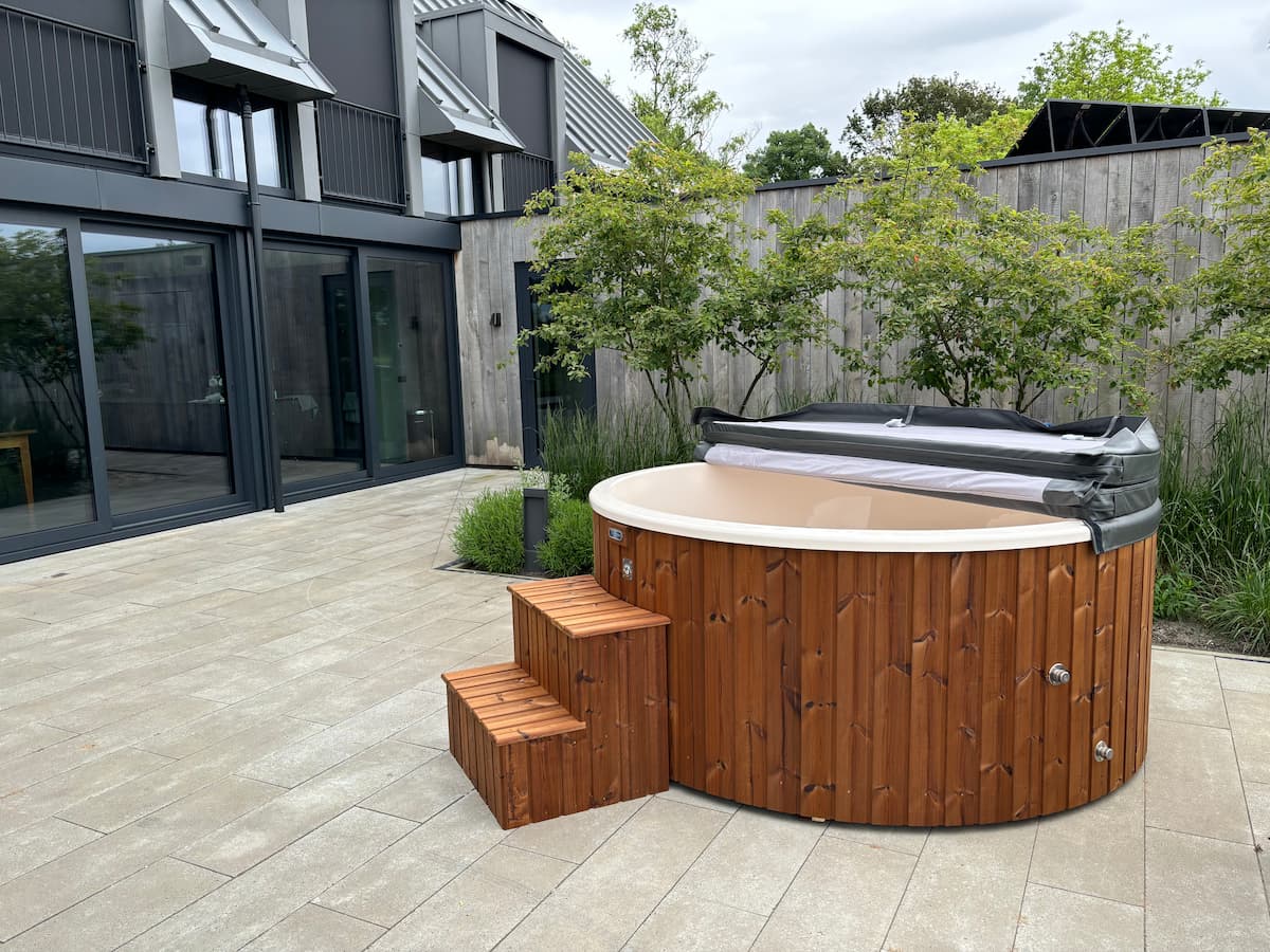 Hottub model Vatten Stor, met thermowood en trap, opengeslagen geïsoleerde cover.