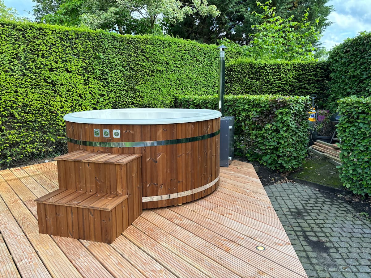 Hottub model Vatten Stor met biodiesel kachel, RVS banden, thermowood en trap.