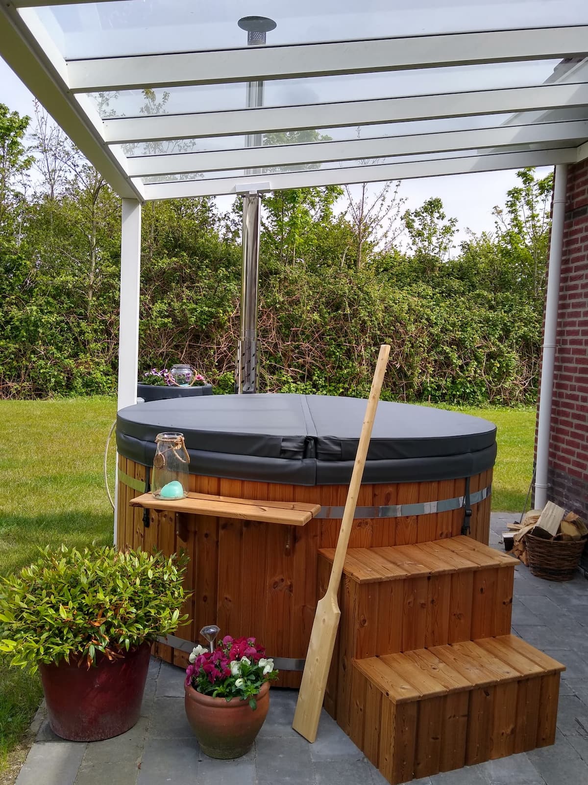 Hottub model Vatten Stor met interne houtkachel, RVS banden, thermowood en trap.